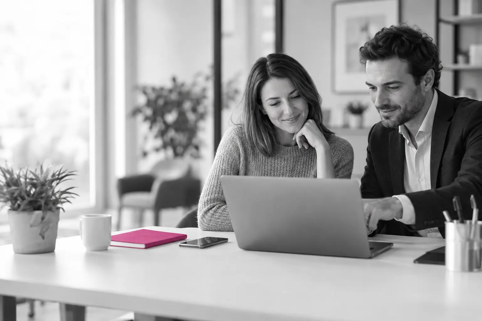Conseiller accompagnant une cliente dans sa demande en ligne