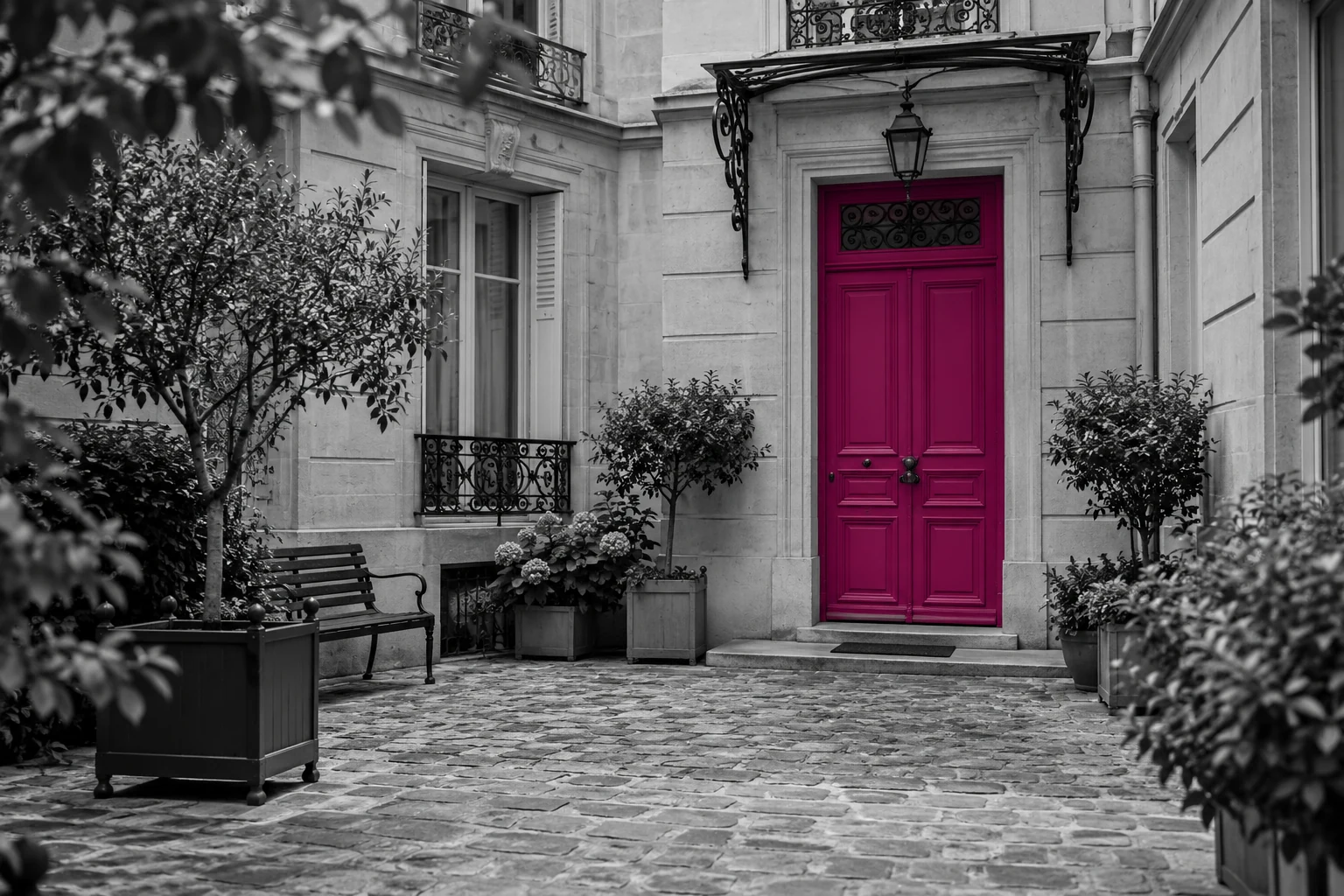 Cour d’un immeuble résidentiel avec une porte fuchsia