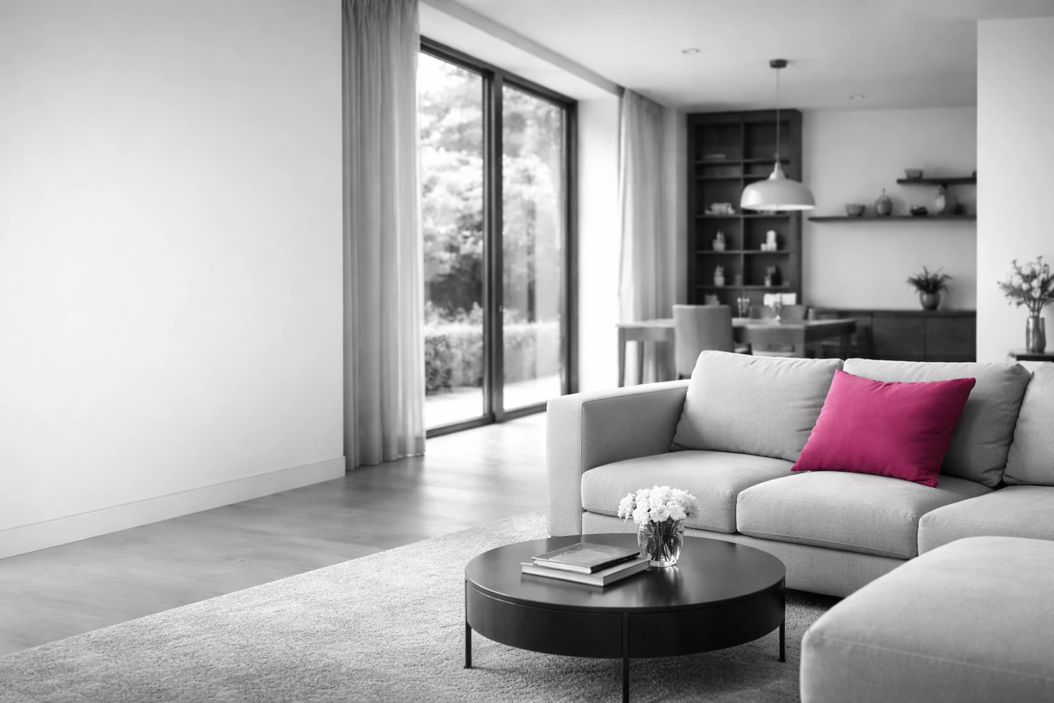 Salon lumineux avec un coussin fuchsia